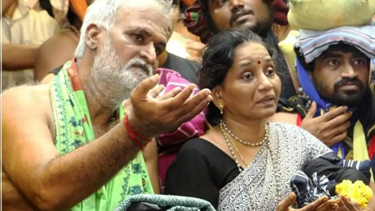 ஐயப்பன் கோவிலில் சாமி தரிசனம் செய்த அமைச்சர் சேகர்பாபு அவரது மனைவி..!