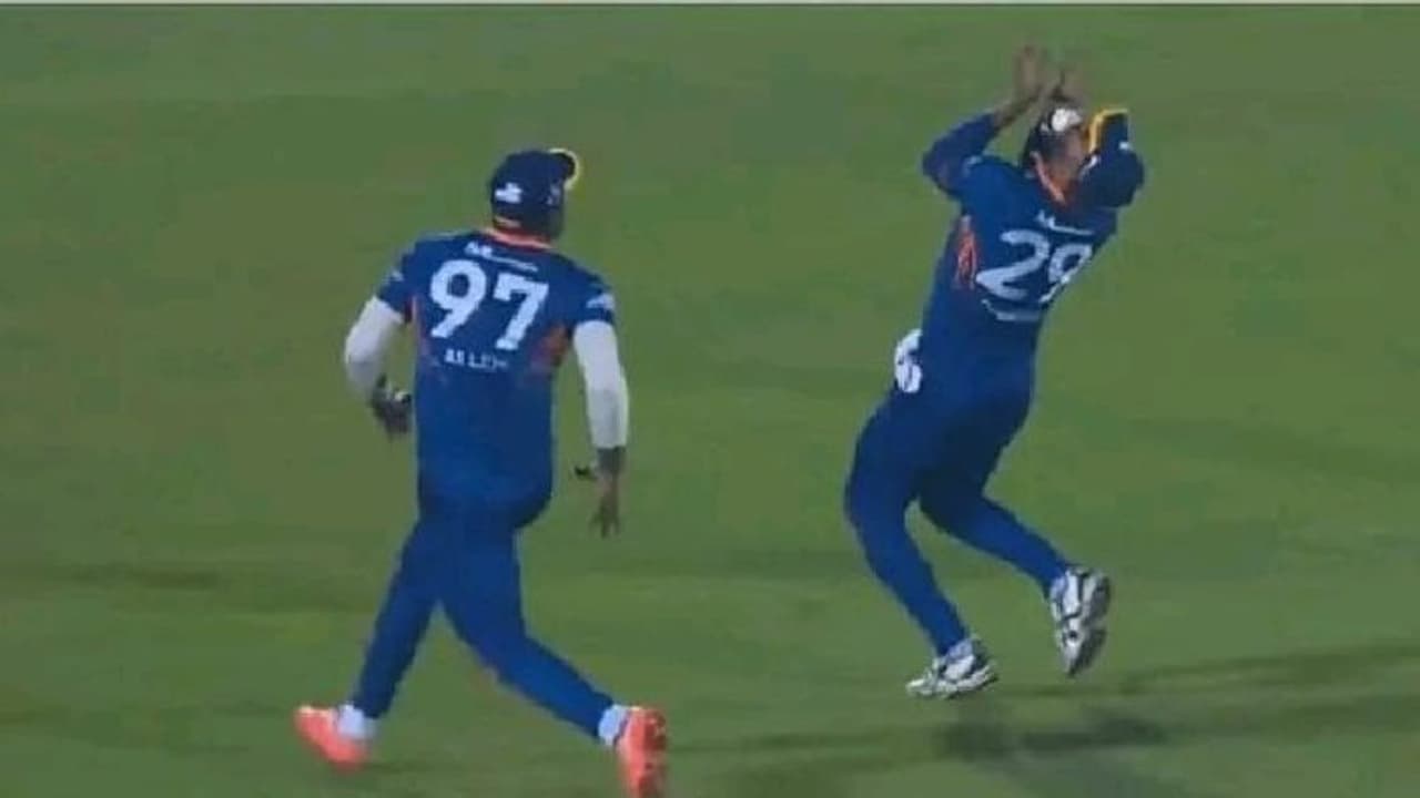 ಕ್ಯಾಚ್ ಹಿಡಿಯಲು ಹೋಗಿ 4 ಹಲ್ಲು ಮುರಿದುಕೊಂಡ ಲಂಕಾ ಸ್ಟಾರ್ ಕ್ರಿಕೆಟಿಗ, ವಿಡಿಯೋ ವೈರಲ್..! ಕ್ಯಾಚ್ ಹಿಡಿಯಲು ಹೋಗಿ 4 ಹಲ್ಲು ಮುರಿದುಕೊಂಡ ಲಂಕಾ ಸ್ಟಾರ್ ಕ್ರಿಕೆಟಿಗ, ವಿಡಿಯೋ ವೈರಲ್..!