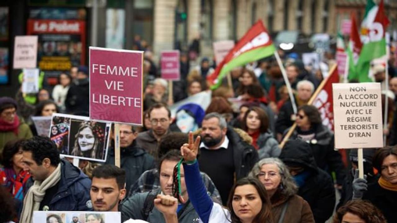 പെല്ലറ്റുകള് പതിച്ചത് സ്ത്രീകളുടെ മുഖത്തും സ്തനങ്ങളിലും തുടകളിലും, ഇറാനിലെ ഡോക്ടര്മാര് പെല്ലറ്റുകള് പതിച്ചത് സ്ത്രീകളുടെ മുഖത്തും സ്തനങ്ങളിലും തുടകളിലും, ഇറാനിലെ ഡോക്ടര്മാര്