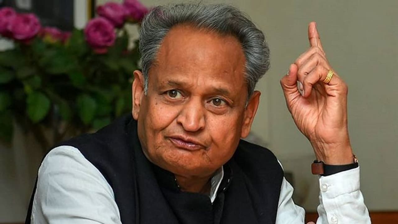 இந்திரா காந்தி ஆட்சியில்தான் இப்படி எல்லாம் நடக்கும்: அசோக் கெலாட் சர்ச்சை பேச்சு இந்திரா காந்தி ஆட்சியில்தான் இப்படி எல்லாம் நடக்கும்: அசோக் கெலாட் சர்ச்சை பேச்சு