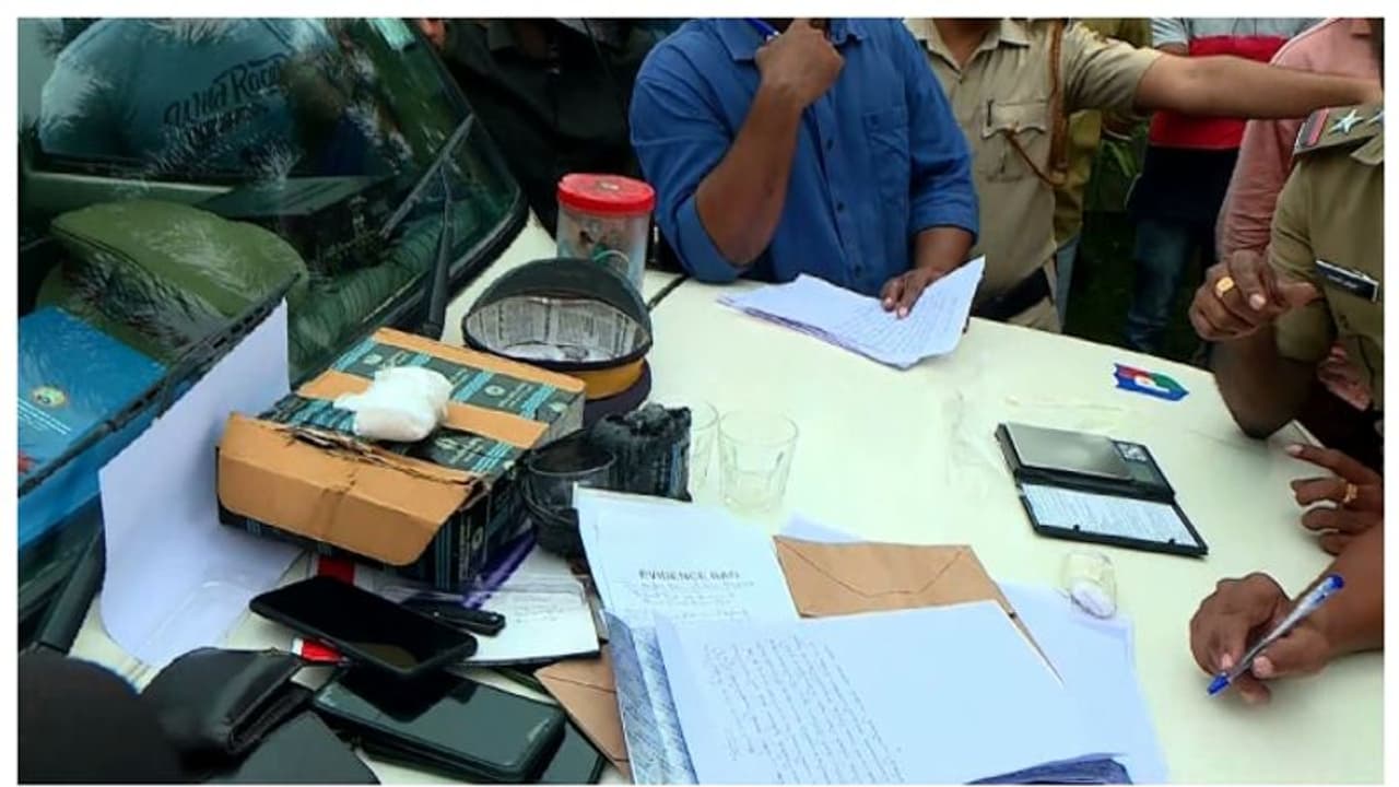 അമിതവേഗതയില് വാഹനം, തടഞ്ഞ് പരിശോധിച്ചപ്പോള് മാരക മയക്കുമരുന്ന്, പാലക്കാട് 4 പേര് പിടിയില് അമിതവേഗതയില് വാഹനം, തടഞ്ഞ് പരിശോധിച്ചപ്പോള് മാരക മയക്കുമരുന്ന്, പാലക്കാട് 4 പേര് പിടിയില്