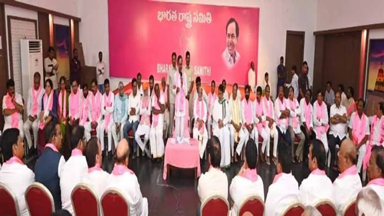 ఢిల్లీ ఎర్రకోటపై గులాబీ జెండా ఎగరాలి: పార్టీ నేతలతో బీఆర్ఎస్ చీఫ్ కేసీఆర్ ఢిల్లీ ఎర్రకోటపై గులాబీ జెండా ఎగరాలి: పార్టీ నేతలతో బీఆర్ఎస్ చీఫ్ కేసీఆర్