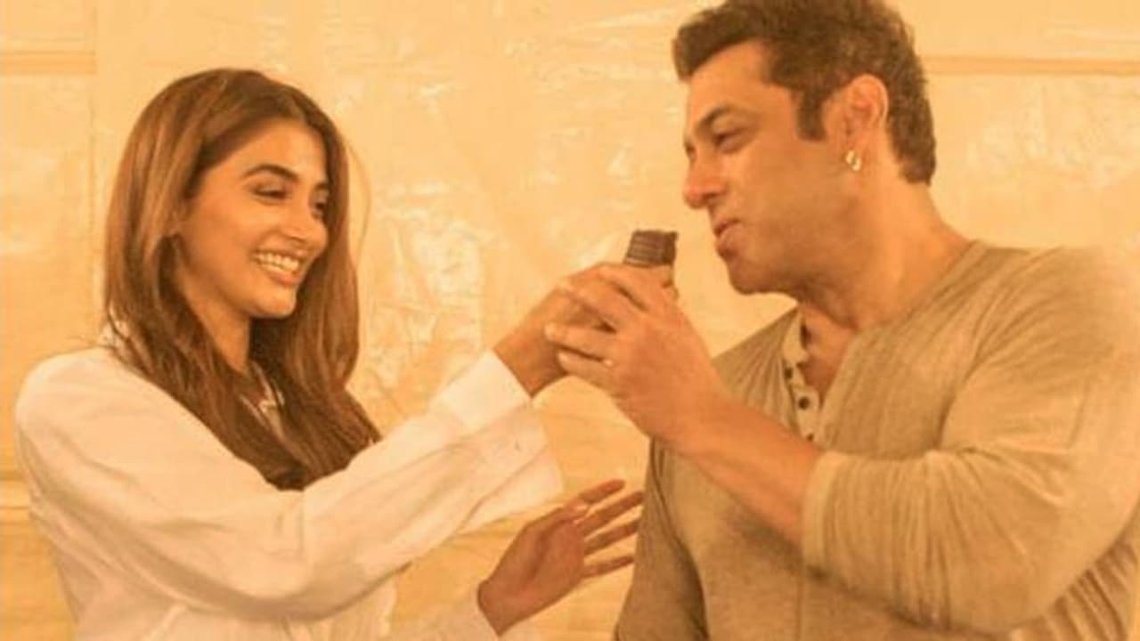 സൽമാനും പൂജ ഹെഗ്ഡെയും തമ്മില് ഡേറ്റിംഗിലോ?; സോഷ്യല് മീഡിയയില് അഭ്യൂഹം.! സൽമാനും പൂജ ഹെഗ്ഡെയും തമ്മില് ഡേറ്റിംഗിലോ?; സോഷ്യല് മീഡിയയില് അഭ്യൂഹം.!