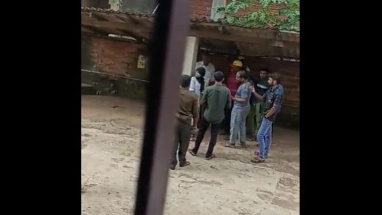 కాంతారా సినిమా చూసేందుకు వచ్చిన ముస్లిం దంపతులపై యువకుల దాడి.. ఎక్కడంటే ? కాంతారా సినిమా చూసేందుకు వచ్చిన ముస్లిం దంపతులపై యువకుల దాడి.. ఎక్కడంటే ?