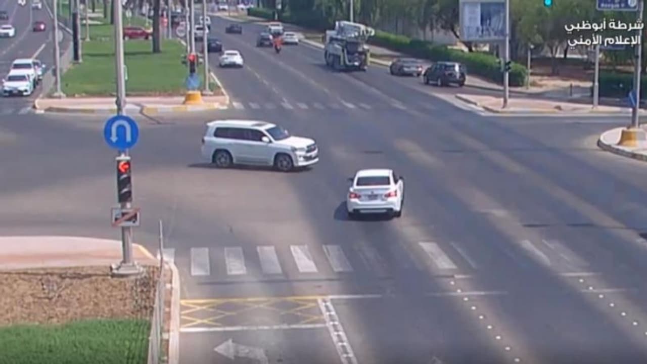 ഡ്രൈവിങിലെ അശ്രദ്ധ; യുഎഇയില് റെഡ് സിഗ്നല് തെറ്റിച്ചയാളുടെ വീഡിയോ ദൃശ്യങ്ങള് പുറത്തുവിട്ട് പൊലീസ് ഡ്രൈവിങിലെ അശ്രദ്ധ; യുഎഇയില് റെഡ് സിഗ്നല് തെറ്റിച്ചയാളുടെ വീഡിയോ ദൃശ്യങ്ങള് പുറത്തുവിട്ട് പൊലീസ്