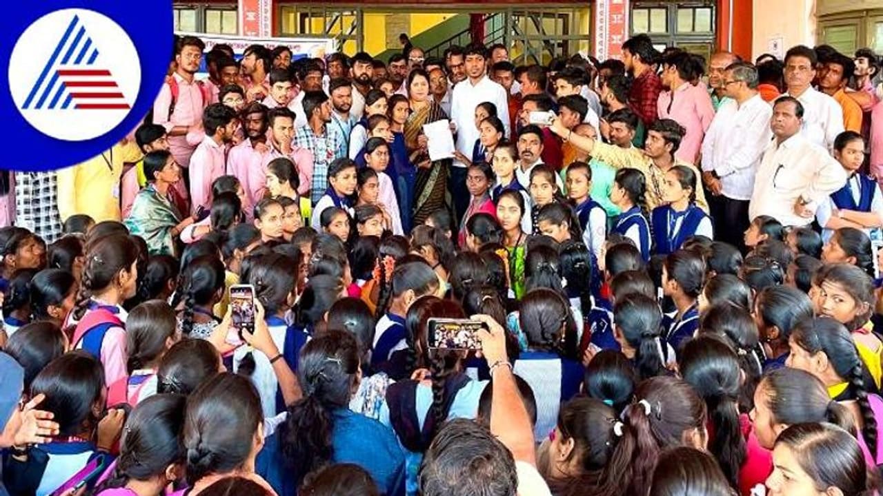 ಬೀದರ್‌: ಭಾಲ್ಕಿಯಲ್ಲಿ ವಿದ್ಯಾರ್ಥಿ ವೇತನಕ್ಕಾಗಿ ಬೀದಿಗಿಳಿದ ವಿದ್ಯಾರ್ಥಿಗಳು