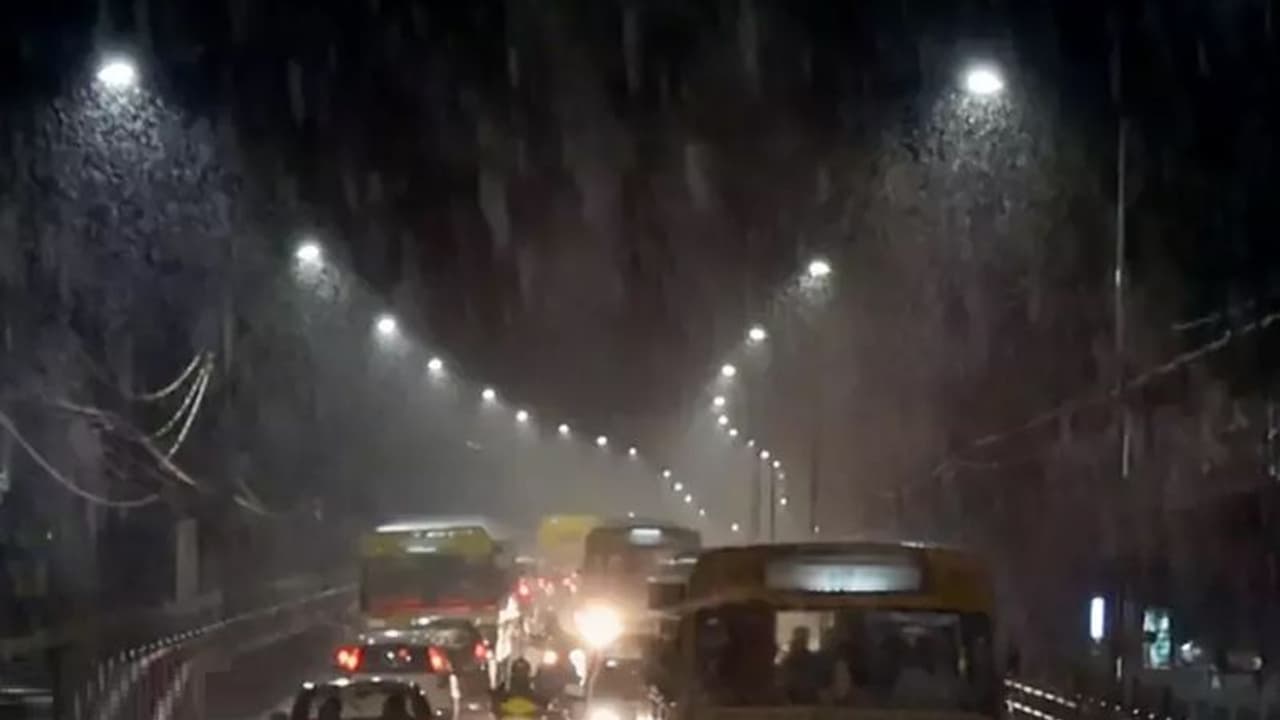 மாண்டஸ் புயல் எதிரொலி... ஈசிஆர் சாலையில் போக்குவரத்து நிறுத்தம்!! மாண்டஸ் புயல் எதிரொலி... ஈசிஆர் சாலையில் போக்குவரத்து நிறுத்தம்!!