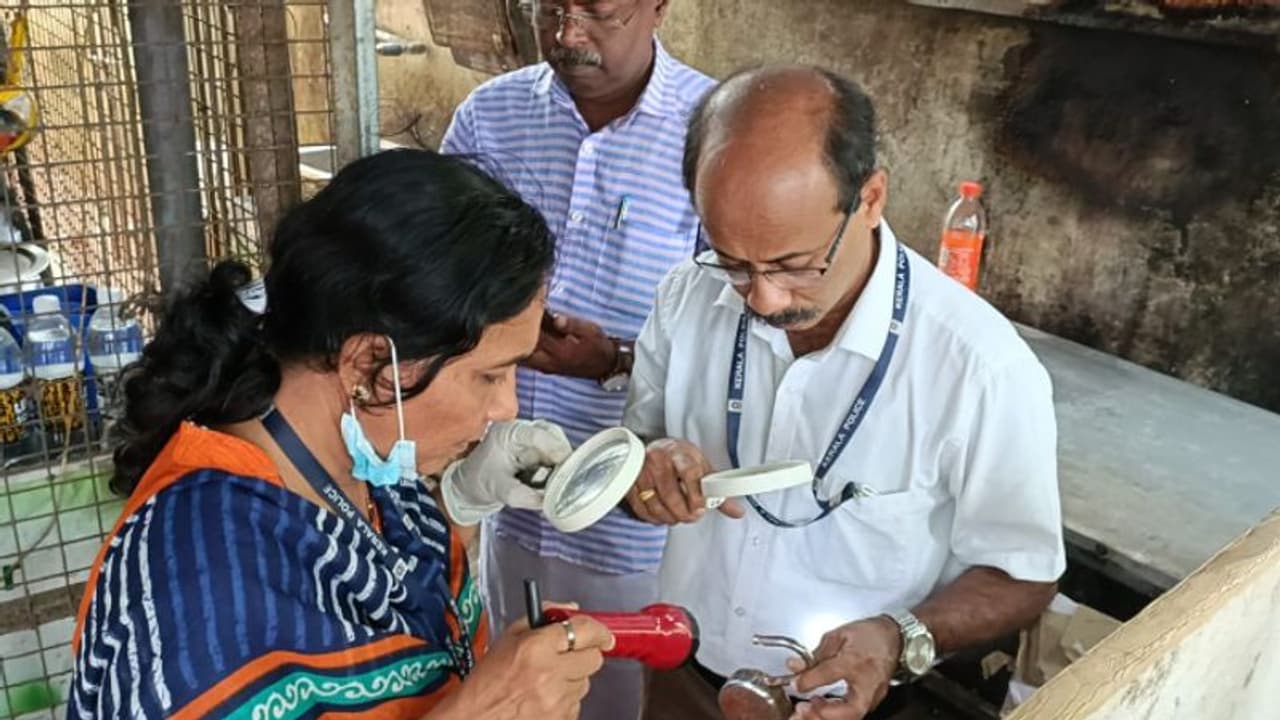പരുമലയില് മോഷണം; ക്ഷേത്രത്തിലെ വിളക്കുകളും ഉരുളിയും ബേക്കറിയിലെ സോഫ്റ്റ് ഡ്രിംഗ് അടക്കം കാണാനില്ല പരുമലയില് മോഷണം; ക്ഷേത്രത്തിലെ വിളക്കുകളും ഉരുളിയും ബേക്കറിയിലെ സോഫ്റ്റ് ഡ്രിംഗ് അടക്കം കാണാനില്ല