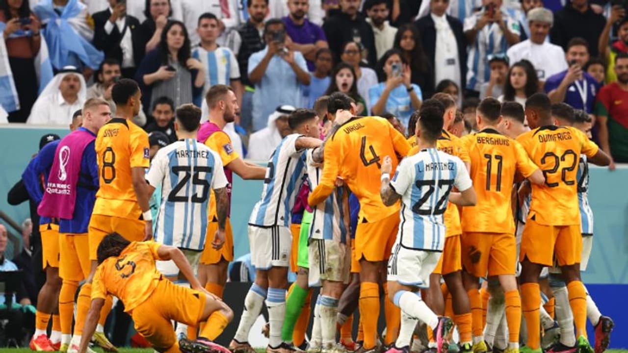 റഫറി പുറത്തെടുത്തത് 16 കാര്‍ഡുകള്‍! അര്‍ജന്റീന നെതര്‍ലന്‍ഡ്‌സ് മത്സരം ലോകകപ്പിലെ റെക്കോര്‍ഡ് പുസ്തകത്തില്‍