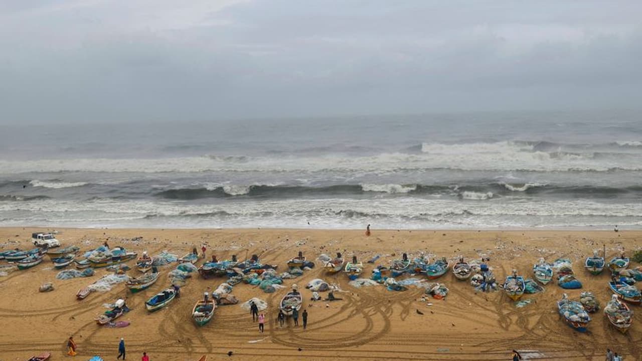 साइक्लोन मैंडूस के असर से तमिलनाडु आंध्र प्रदेश में भारी बारिश का अलर्ट, चेन्नई में कई जगह नुकसान साइक्लोन मैंडूस के असर से तमिलनाडु आंध्र प्रदेश में भारी बारिश का अलर्ट, चेन्नई में कई जगह नुकसान