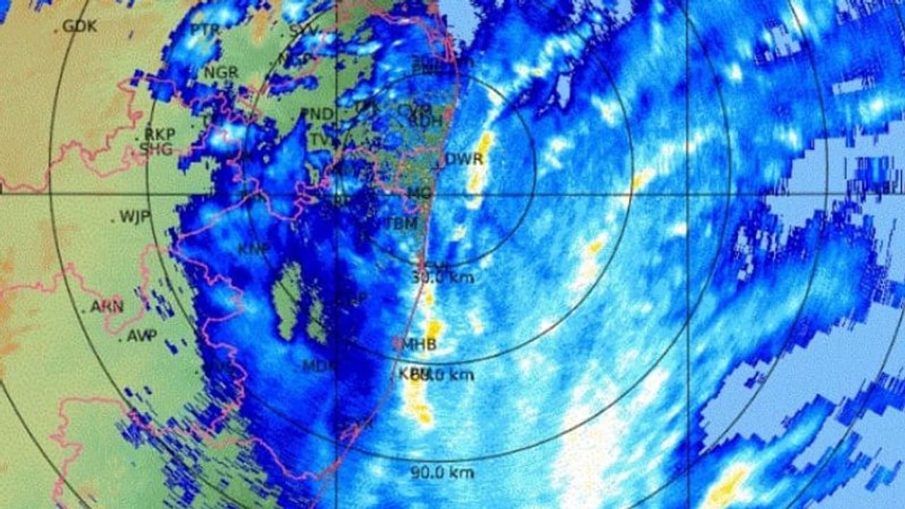 മാൻഡോസ് ചുഴലിക്കാറ്റ് കര തൊട്ടു; തമിഴ്നാട്ടിലെ തീരമേഖലയിൽ ശക്തമായ കാറ്റും മഴയും മാൻഡോസ് ചുഴലിക്കാറ്റ് കര തൊട്ടു; തമിഴ്നാട്ടിലെ തീരമേഖലയിൽ ശക്തമായ കാറ്റും മഴയും