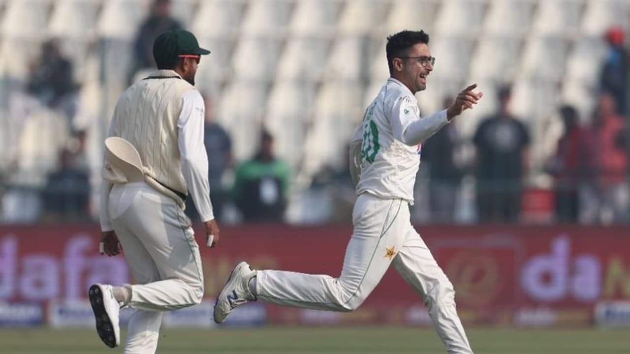 कौन है पाकिस्तान का मिस्ट्री स्पिनर अबरार अहमद, डेब्यू मैच में झटके 7 विकेट, 145 साल में दूसरी बार ये कारनामा कौन है पाकिस्तान का मिस्ट्री स्पिनर अबरार अहमद, डेब्यू मैच में झटके 7 विकेट, 145 साल में दूसरी बार ये कारनामा