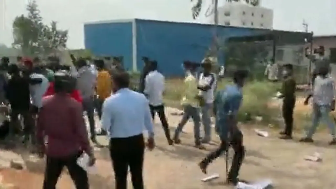 Telangana: ಎಂಗೇಜ್‌ಮೆಂಟ್ ದಿನವೇ ಮನೆಗೆ ನುಗ್ಗಿ 100ಕ್ಕೂ ಹೆಚ್ಚು ಜನರಿಂದ ಮಹಿಳೆ ಕಿಡ್ನ್ಯಾಪ್‌..!