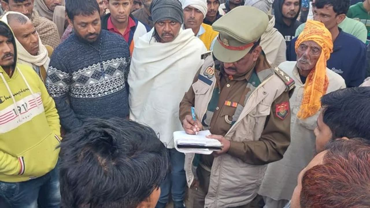 मैनपुरी में पेड़ से लटका मिला युवक युवती का शव, एक ही शाल से लगा हुआ था फंदा मैनपुरी में पेड़ से लटका मिला युवक युवती का शव, एक ही शाल से लगा हुआ था फंदा