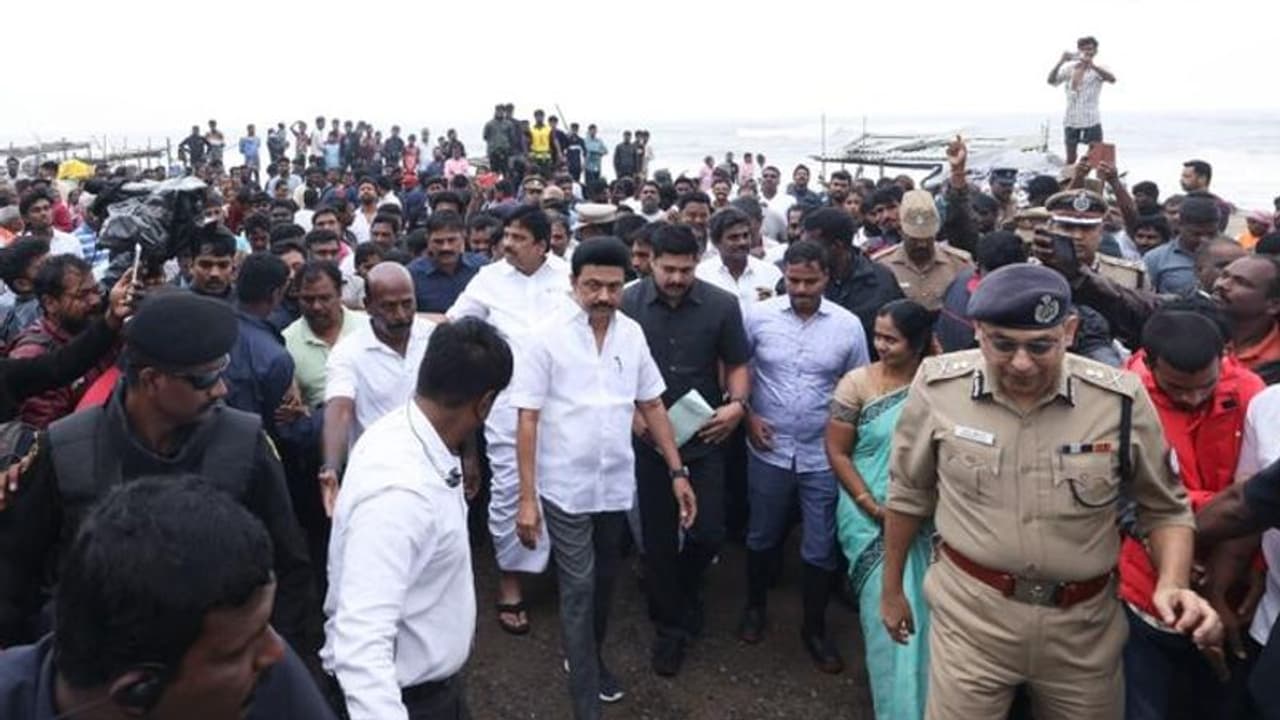 இன்று மாலைக்குள் முழுமையாக மின் விநியோகம்.. களப்பணியாளர்களை பாராட்டி தள்ளிய முதல்வர் ஸ்டாலின்..! இன்று மாலைக்குள் முழுமையாக மின் விநியோகம்.. களப்பணியாளர்களை பாராட்டி தள்ளிய முதல்வர் ஸ்டாலின்..!