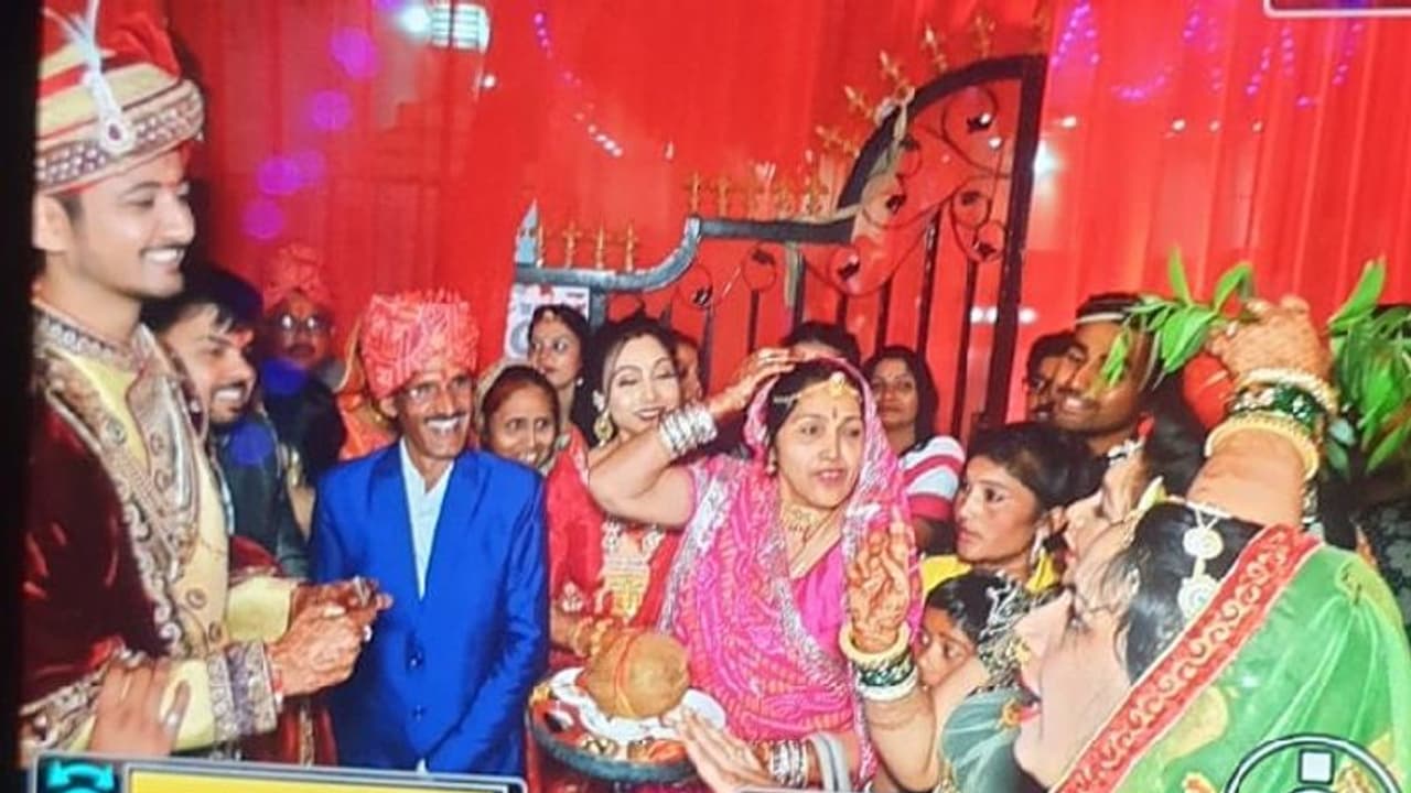  जयपुर में शादी की ये फोटो हैरान कर देगी, दूल्हे के स्वागत के दौरान दुल्हन की मां के साथ हो गई बड़ी अनहोनी