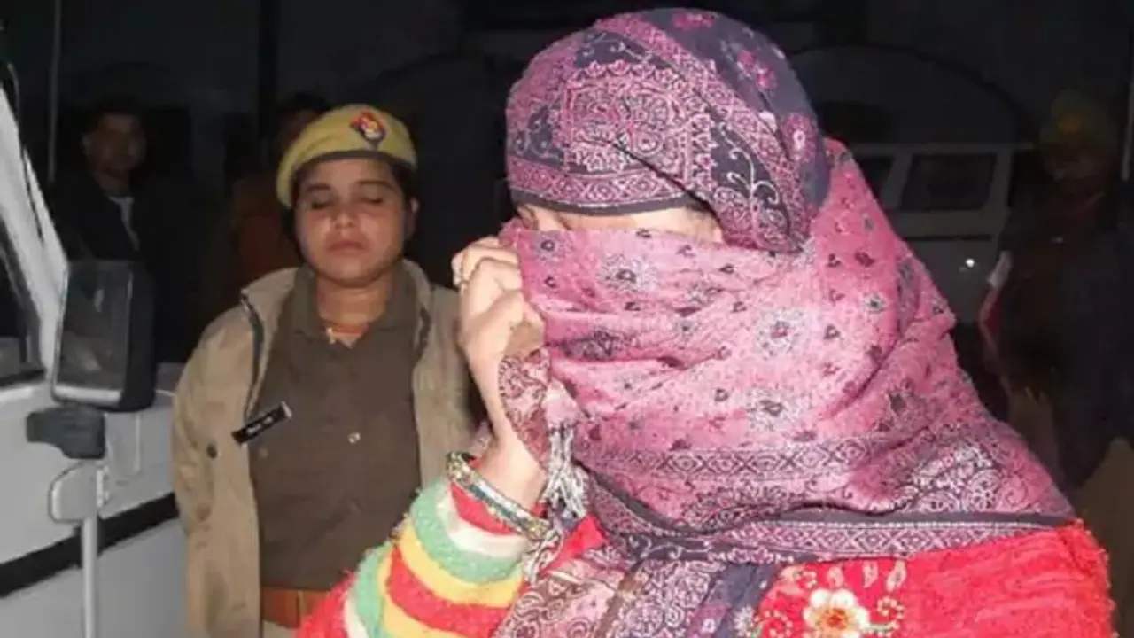 पति को तड़पाकर मारने का पत्नी का IDEA वायरलः वीडियो कॉल में प्रेमी बोला अब सांसें थम रही हैं, नाटक शुरू करो पति को तड़पाकर मारने का पत्नी का IDEA वायरलः वीडियो कॉल में प्रेमी बोला अब सांसें थम रही हैं, नाटक शुरू करो