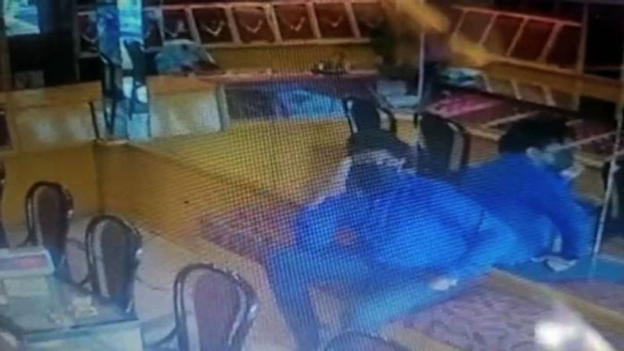 സ്വർണം വാങ്ങാനെന്ന വ്യാജേനയെത്തി, മൂന്ന് പവൻ കവർന്ന് കടന്ന് യുവാവ്, സിസിടിവിയിൽ കുടുങ്ങി സ്വർണം വാങ്ങാനെന്ന വ്യാജേനയെത്തി, മൂന്ന് പവൻ കവർന്ന് കടന്ന് യുവാവ്, സിസിടിവിയിൽ കുടുങ്ങി