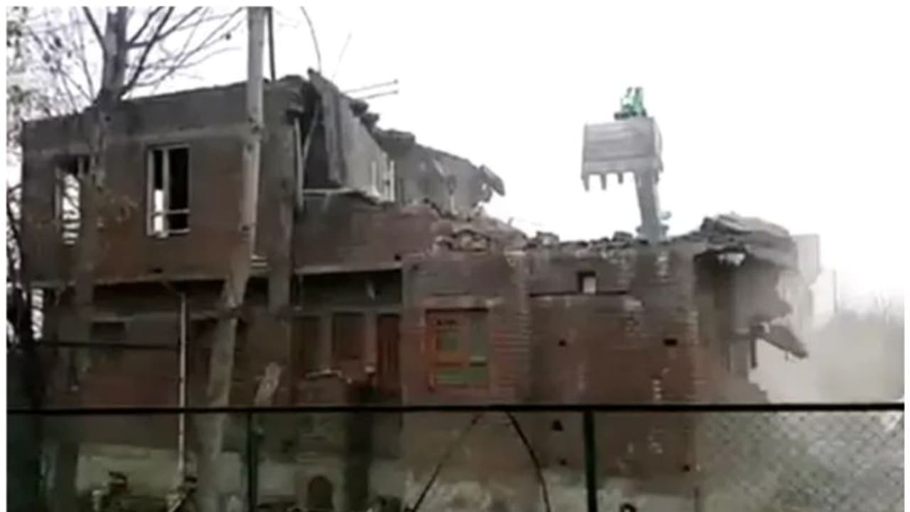 ജമ്മു കശ്മീരില്‍ 'ബുള്‍ഡോസര്‍ നടപടി' തുടങ്ങി; ഒരു ഭീകരന്റെ വീട് തകര്‍ത്തു