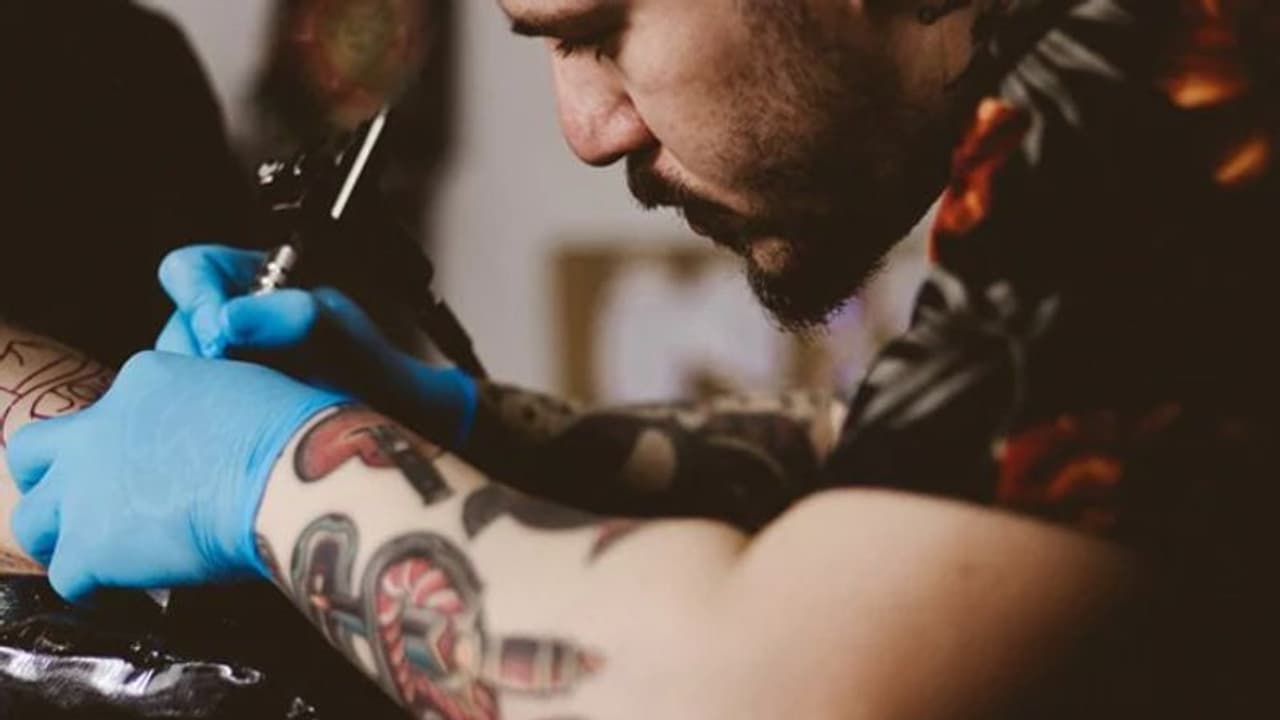 മുഖത്ത് അടക്കം ശരീരത്തിൽ എണ്ണൂറിലധികം ടാറ്റൂ ; 'പണി' ആയെന്ന് യുവതി