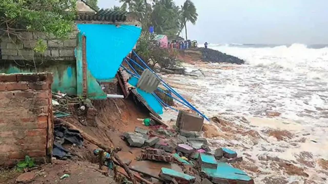ತಮಿಳುನಾಡನಲ್ಲಿ ಮ್ಯಾಂಡಸ್ ಅಬ್ಬರ: 400 ಮರಗಳು ಧರೆಗೆ, 4 ಸಾವು ತಮಿಳುನಾಡನಲ್ಲಿ ಮ್ಯಾಂಡಸ್ ಅಬ್ಬರ: 400 ಮರಗಳು ಧರೆಗೆ, 4 ಸಾವು