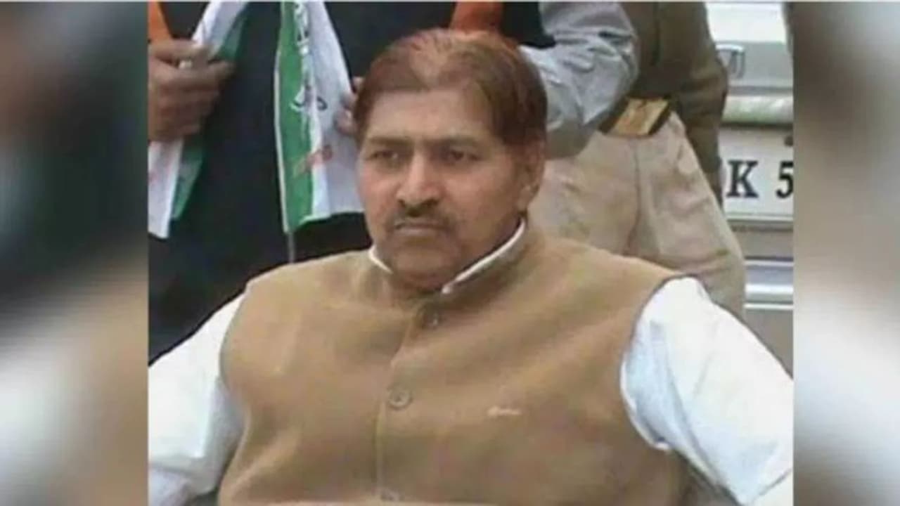 मुजफ्फरनगर: पुलिस ने मदन भैया के काफिले को रोका, जमकर हुई नोकझोंक के बीच बोले लोकतंत्र में ऐसा पहली बार हुआ मुजफ्फरनगर: पुलिस ने मदन भैया के काफिले को रोका, जमकर हुई नोकझोंक के बीच बोले लोकतंत्र में ऐसा पहली बार हुआ