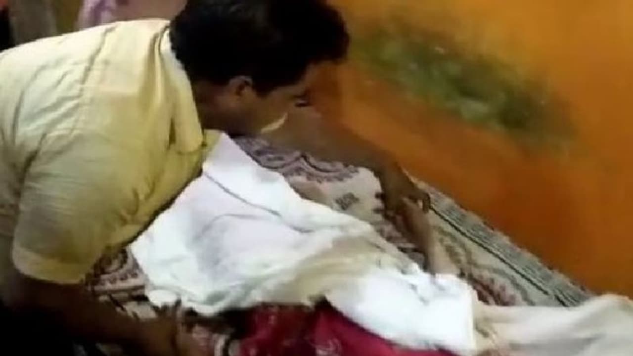 पति ने पत्नी को सरप्राइज देने रखी मैरिज एनिवर्सरी पार्टी, लेकिन बीवी की हो गई मौत...जेब में रखा रह गया गिफ्ट पति ने पत्नी को सरप्राइज देने रखी मैरिज एनिवर्सरी पार्टी, लेकिन बीवी की हो गई मौत...जेब में रखा रह गया गिफ्ट