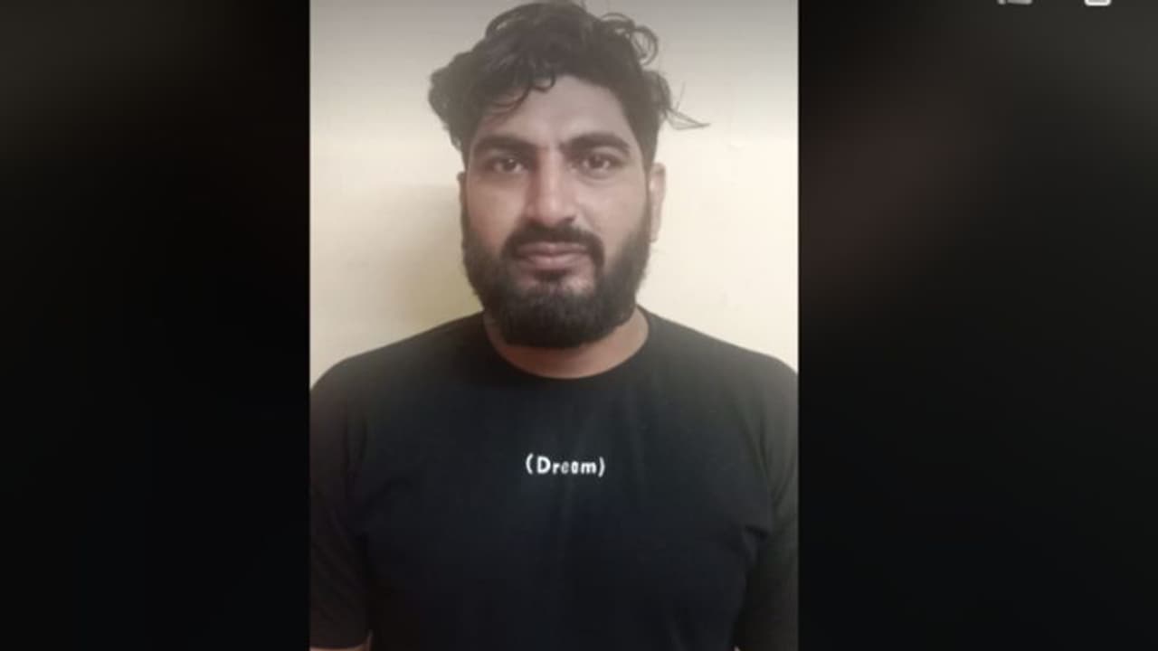 ആളൊഴിഞ്ഞ പറമ്പില് മയക്കുമരുന്ന് കച്ചവടം; കാറില് ഒളിപ്പിച്ച എംഡിഎംഎയുമായി യുവാവ് പിടിയില് ആളൊഴിഞ്ഞ പറമ്പില് മയക്കുമരുന്ന് കച്ചവടം; കാറില് ഒളിപ്പിച്ച എംഡിഎംഎയുമായി യുവാവ് പിടിയില്