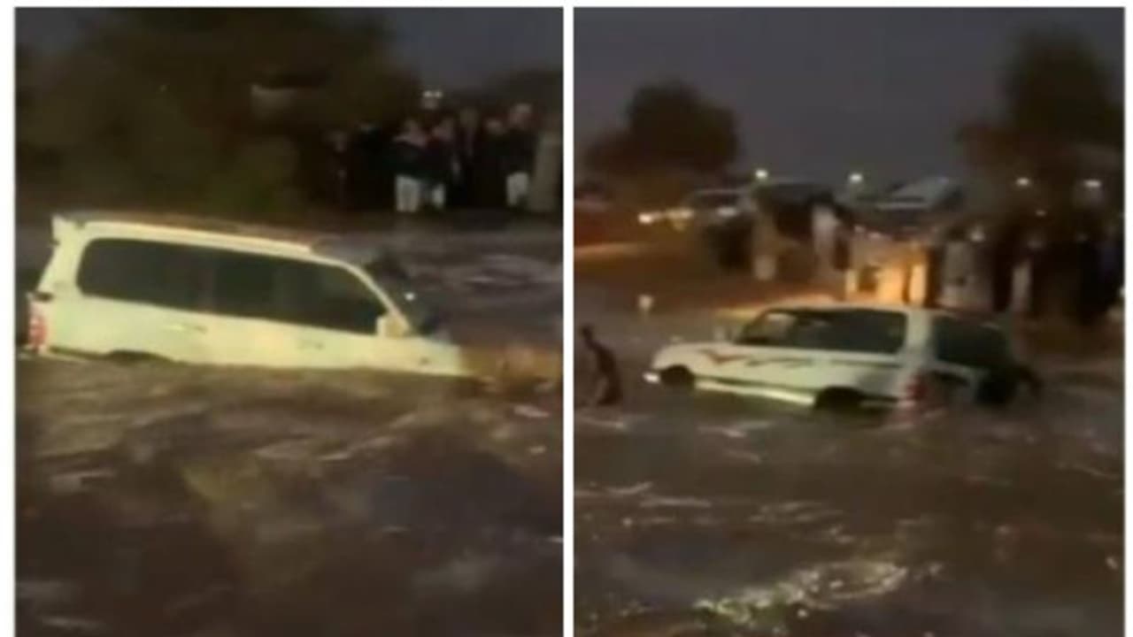 സൗദി അറേബ്യയില് വെള്ളക്കെട്ടില് അകപ്പെട്ട കാറുകളില് കുടുങ്ങിയവരെ രക്ഷിച്ചു സൗദി അറേബ്യയില് വെള്ളക്കെട്ടില് അകപ്പെട്ട കാറുകളില് കുടുങ്ങിയവരെ രക്ഷിച്ചു