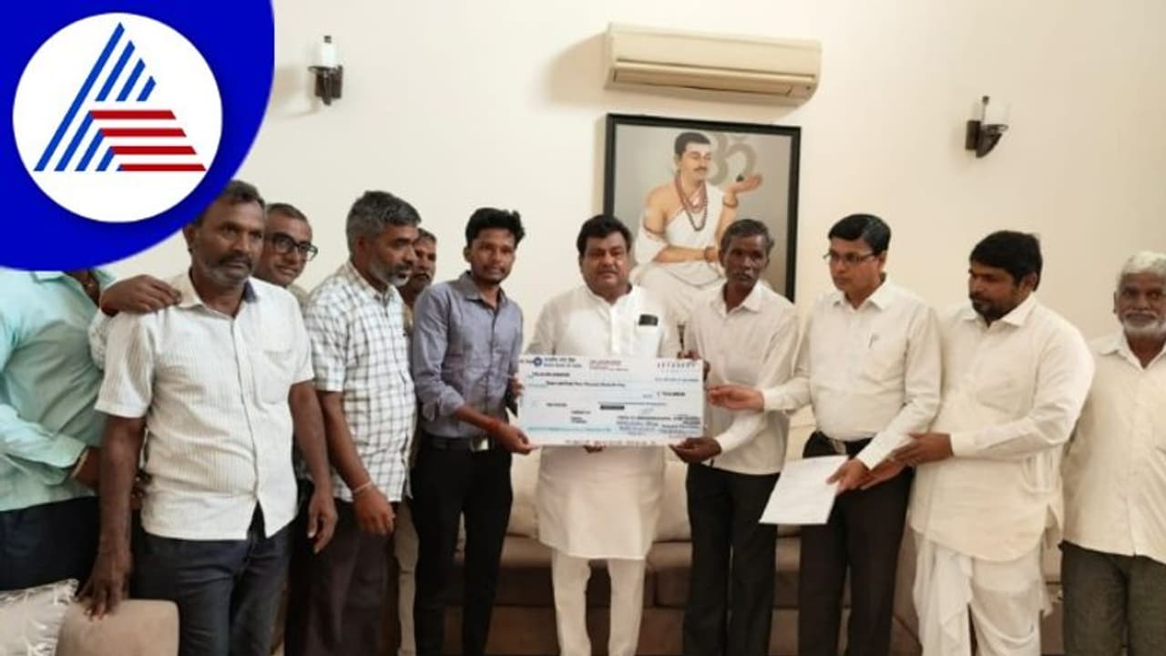 ಇಬ್ಬರು ಎಂಬಿಬಿಎಸ್ ವಿದ್ಯಾರ್ಥಿಗಳ ವಿದ್ಯಾಭ್ಯಾಸಕ್ಕೆ ಆರ್ಥಿಕ ನೆರವು ನೀಡಿದ ಎಂ ಬಿ ಪಾಟೀಲ್ ಇಬ್ಬರು ಎಂಬಿಬಿಎಸ್ ವಿದ್ಯಾರ್ಥಿಗಳ ವಿದ್ಯಾಭ್ಯಾಸಕ್ಕೆ ಆರ್ಥಿಕ ನೆರವು ನೀಡಿದ ಎಂ ಬಿ ಪಾಟೀಲ್