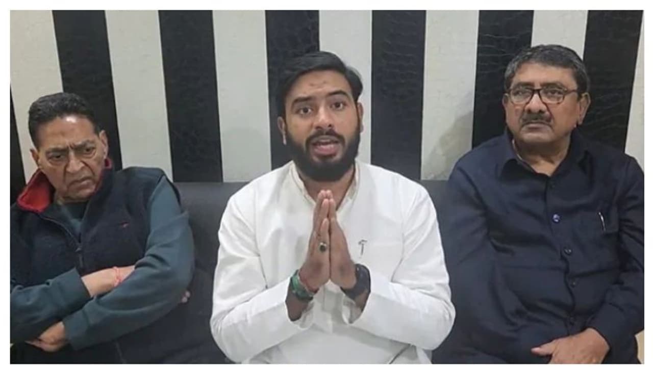 വനിതാ നേതാക്കളോടൊപ്പം എഎപിയിലേക്ക് കൂറുമാറി കോൺഗ്രസ് നേതാവ്; മണിക്കൂറുകൾക്കകം തിരിച്ചെത്തി, ക്ഷമാപണം വനിതാ നേതാക്കളോടൊപ്പം എഎപിയിലേക്ക് കൂറുമാറി കോൺഗ്രസ് നേതാവ്; മണിക്കൂറുകൾക്കകം തിരിച്ചെത്തി, ക്ഷമാപണം