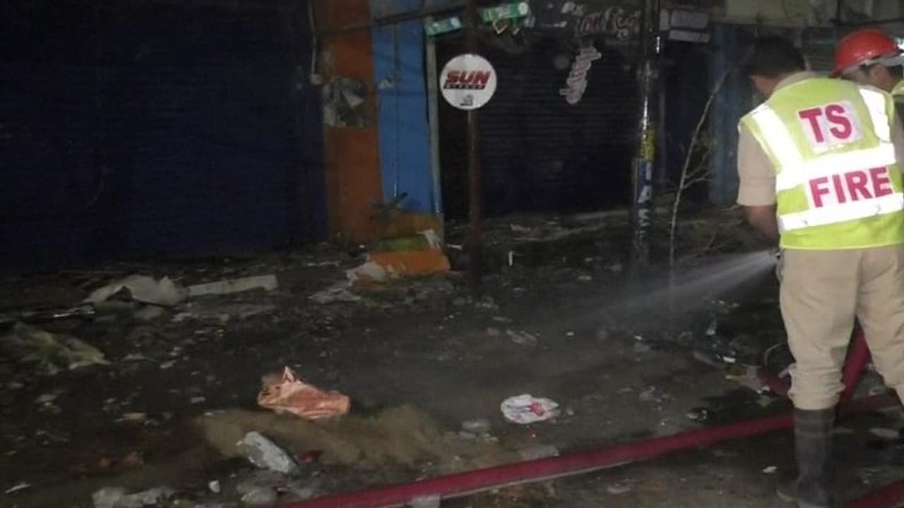 तेलंगाना: निजामाबाद में केमिकल का डिब्बा हिलाने से हुआ धमाका, एक घायल तेलंगाना: निजामाबाद में केमिकल का डिब्बा हिलाने से हुआ धमाका, एक घायल