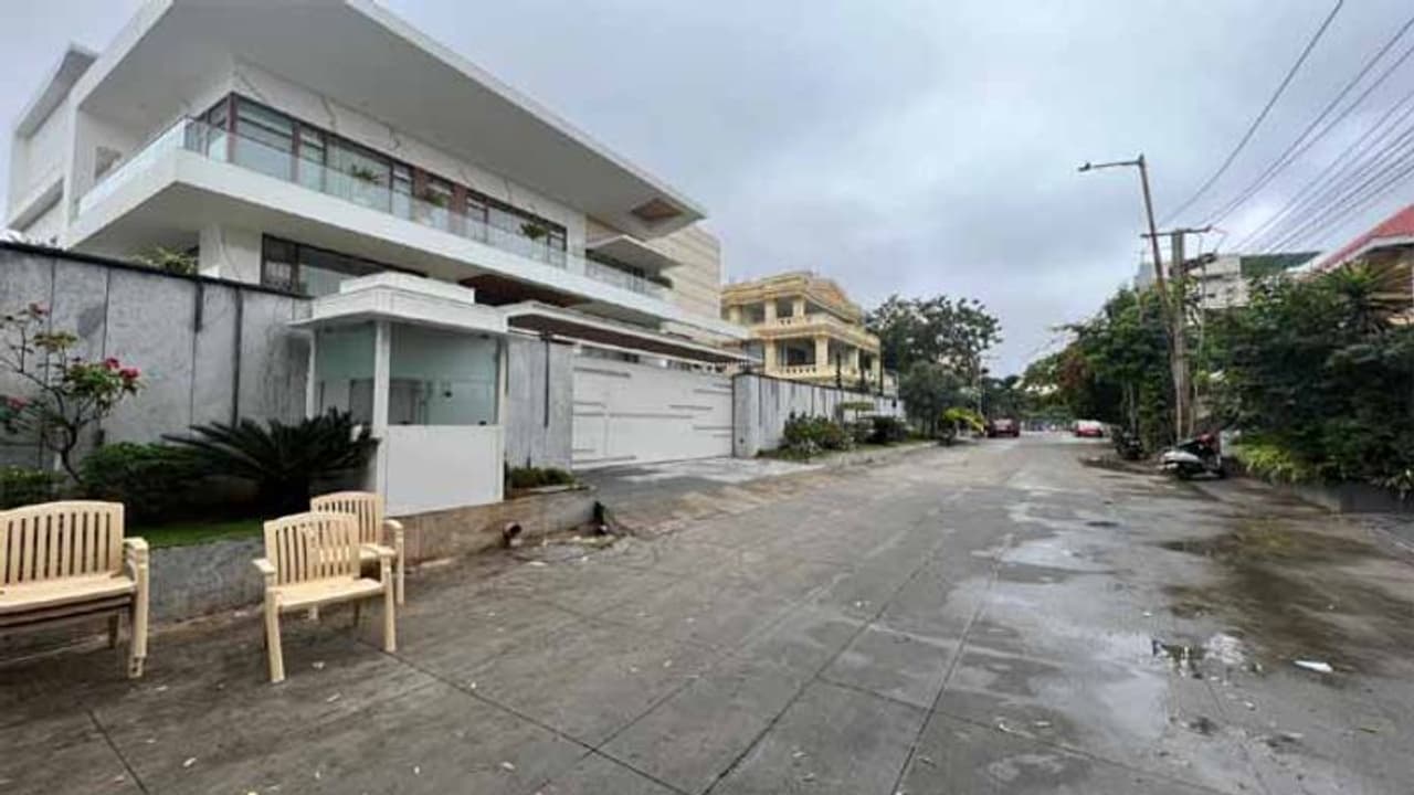 ఢిల్లీ లిక్కర్ స్కాంలో నేడు సీబీఐ విచారణ: హైద్రాబాద్‌లో కవిత నివాసం వద్ద భారీగా పోలీసుల మోహరింపు