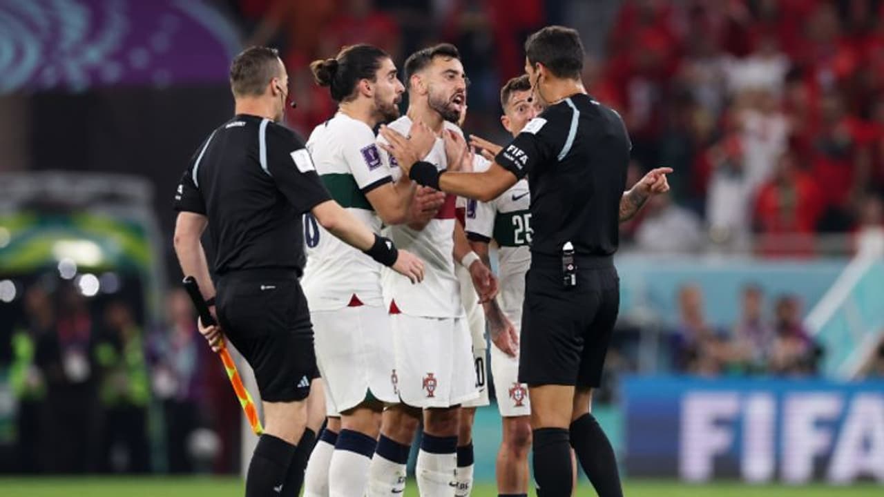 തോല്‍വിയില്‍ കട്ടക്കലിപ്പില്‍ ബ്രൂണോ, റഫറിക്ക് ശകാരം; തണുപ്പിക്കാന്‍ നോക്കിയ സ്റ്റാഫിന് കണക്കിന് കിട്ടി 