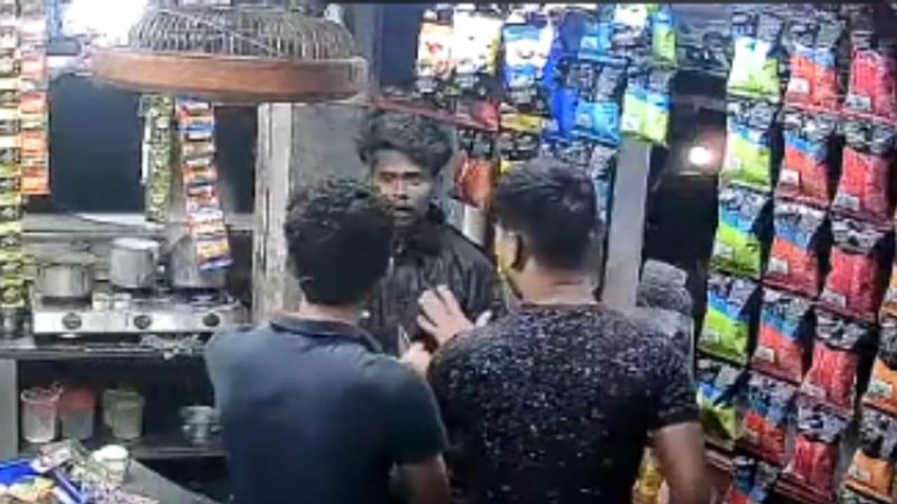 ചായ ഓര്ഡര് ചെയ്തു, ബില്ലിനെ ചൊല്ലി തര്ക്കം; കടയുടമയെ ഹെല്മറ്റുകൊണ്ട് തല്ലി യുവാക്കള്, അറസ്റ്റ് VIDEO ചായ ഓര്ഡര് ചെയ്തു, ബില്ലിനെ ചൊല്ലി തര്ക്കം; കടയുടമയെ ഹെല്മറ്റുകൊണ്ട് തല്ലി യുവാക്കള്, അറസ്റ്റ് VIDEO