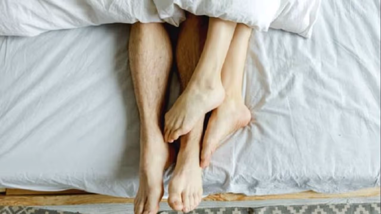 यहां शादी से पहले सेक्स किया तो पड़ेंगे पत्थर और कोड़े, इन 9 देशों में है SEX को लेकर कड़े नियम यहां शादी से पहले सेक्स किया तो पड़ेंगे पत्थर और कोड़े, इन 9 देशों में है SEX को लेकर कड़े नियम