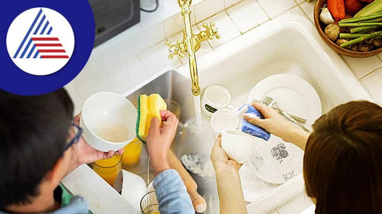 Winter Tips: ಚಳಿಗೆ ನೀರನ್ನೇ ಮುಟ್ಟೋಕಾಗಲ್ಲ, ಪಾತ್ರೆ ತೊಳೆಯೋದು ಹೇಗಪ್ಪಾ ? Winter Tips: ಚಳಿಗೆ ನೀರನ್ನೇ ಮುಟ್ಟೋಕಾಗಲ್ಲ, ಪಾತ್ರೆ ತೊಳೆಯೋದು ಹೇಗಪ್ಪಾ ?