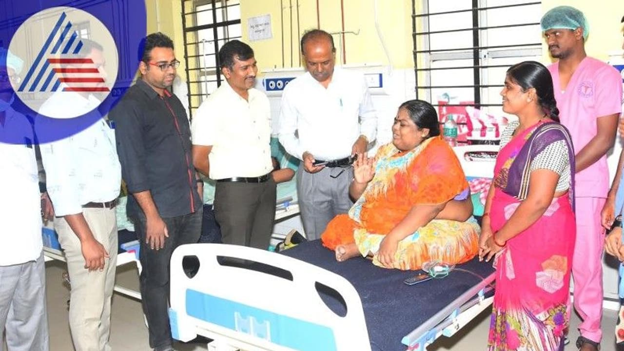 ಮಹಿಳೆ ಉದರದಲ್ಲಿದ್ದ ದೊಡ್ಡ ಗಾತ್ರದ ಗಡ್ಡೆ ಹೊರತೆಗೆದ ವೈದ್ಯರು ಮಹಿಳೆ ಉದರದಲ್ಲಿದ್ದ ದೊಡ್ಡ ಗಾತ್ರದ ಗಡ್ಡೆ ಹೊರತೆಗೆದ ವೈದ್ಯರು