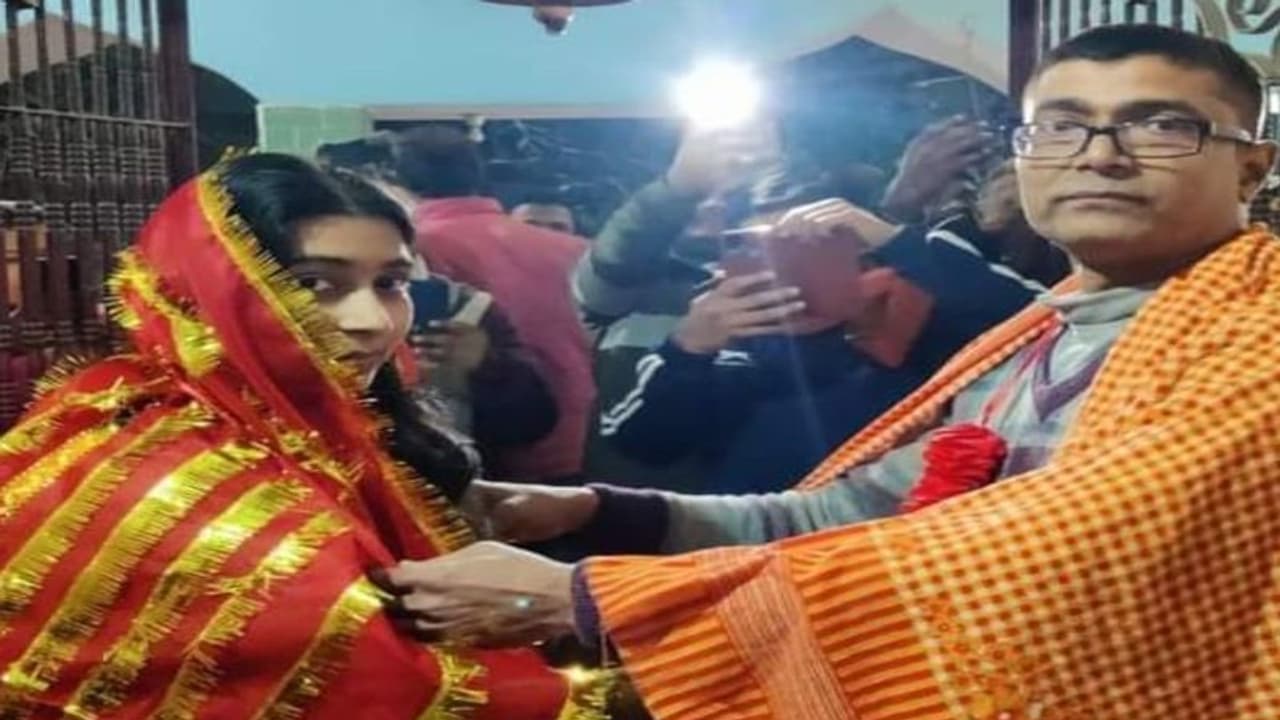 உனக்கு 20.. எனக்கு 42 ஆசிரியரை கரம் பிடித்த மாணவி.. சமூக வலைத்தளங்களில் வைரலாகும் வீடியோ !!