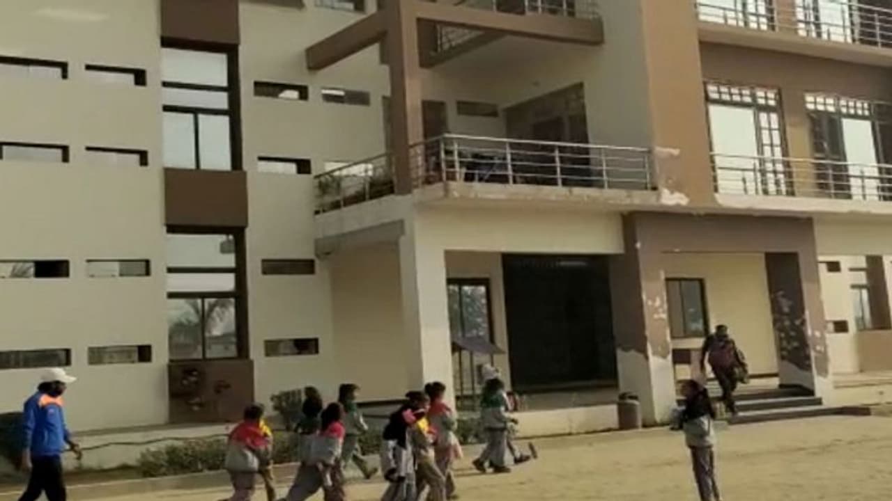 टीचर के ट्रांसजेंडर होने का पता चलते ही नौकरी से किया बाहर, 8 पन्नों का शिकायत पत्र में लगे कई आरोप टीचर के ट्रांसजेंडर होने का पता चलते ही नौकरी से किया बाहर, 8 पन्नों का शिकायत पत्र में लगे कई आरोप