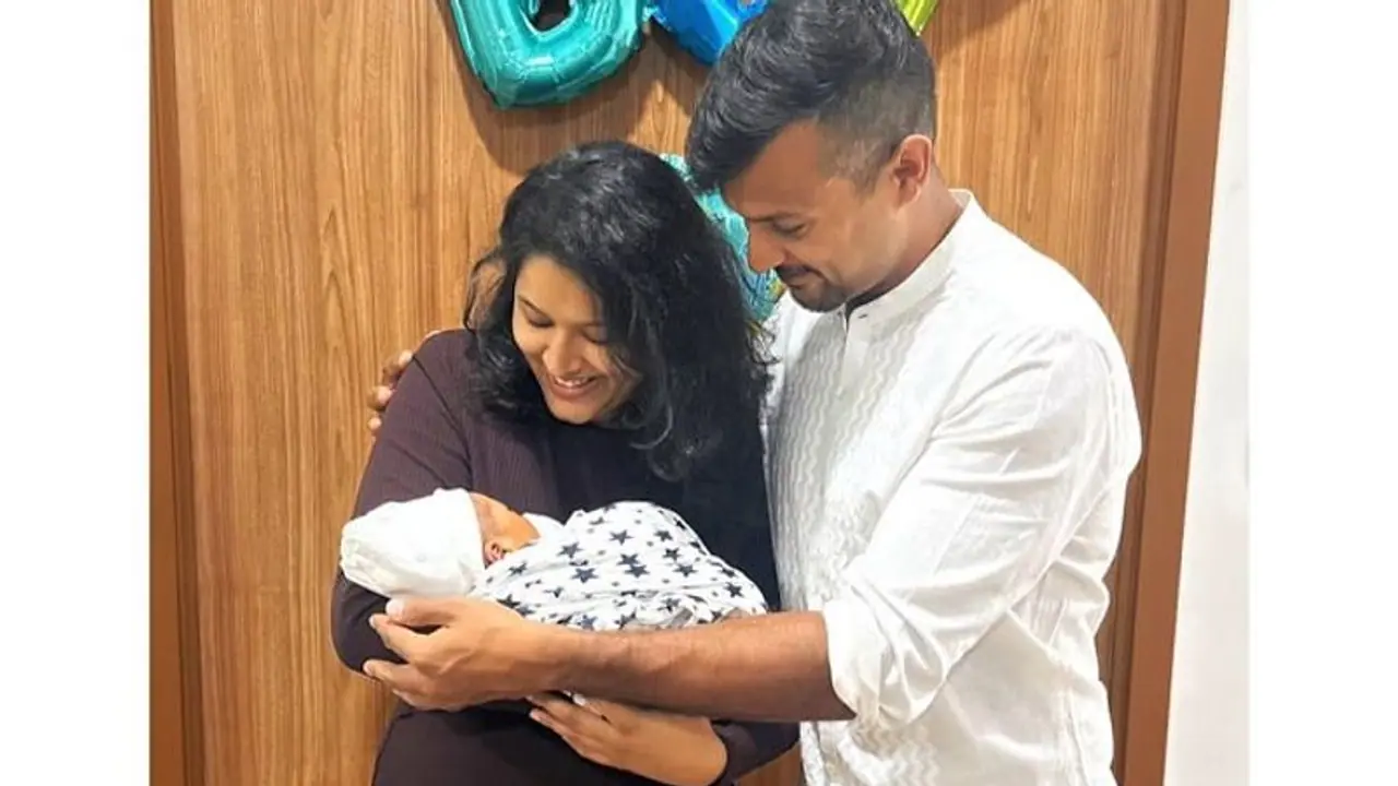 ಕ್ರಿಕೆಟಿಗ ಮಯಾಂಕ್ ಅಗರ್ವಾಲ್ಗೆ ಪ್ರಮೋಷನ್, ಗಂಡು ಮಗುವಿನ ತಂದೆಯಾದ ಬ್ಯಾಟ್ಸ್ಮನ್! ಕ್ರಿಕೆಟಿಗ ಮಯಾಂಕ್ ಅಗರ್ವಾಲ್ಗೆ ಪ್ರಮೋಷನ್, ಗಂಡು ಮಗುವಿನ ತಂದೆಯಾದ ಬ್ಯಾಟ್ಸ್ಮನ್!