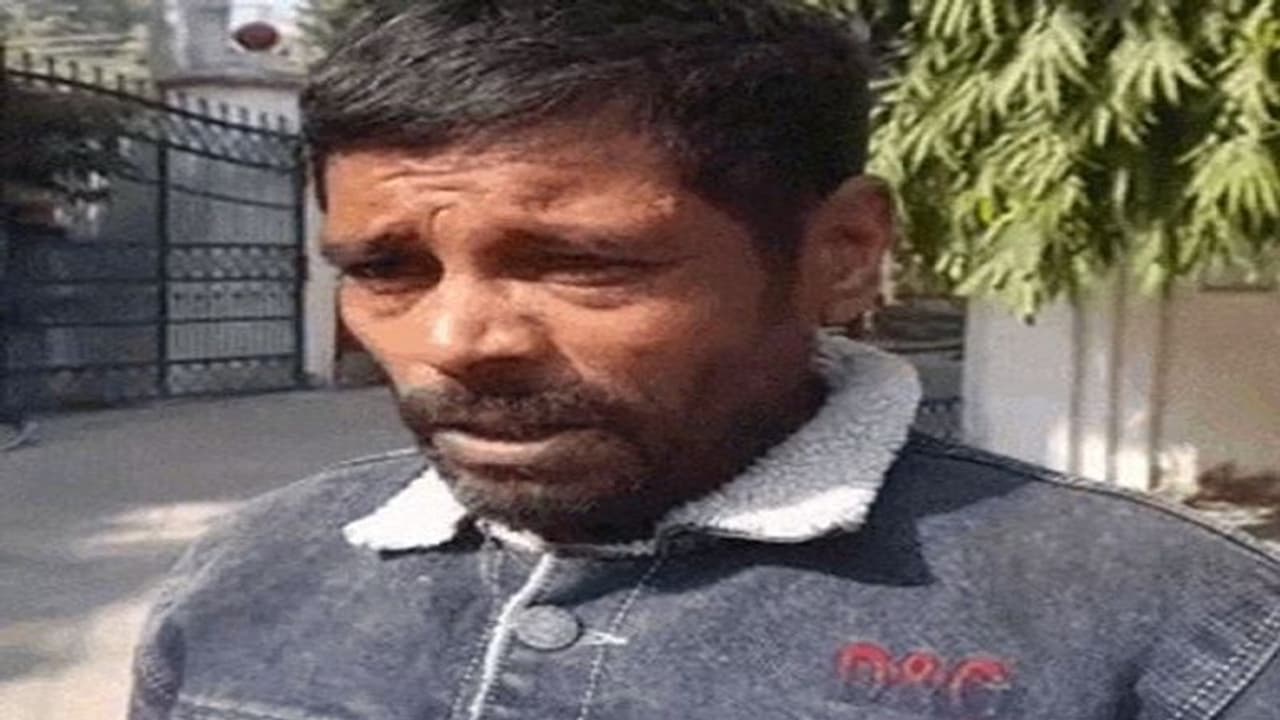 5 बच्चों की मां प्रेमी के साथ हुई फरार, सुसाइड की धमकी देकर मकान कराया अपने नाम, पुलिस से गुहार लगा रहा पति 5 बच्चों की मां प्रेमी के साथ हुई फरार, सुसाइड की धमकी देकर मकान कराया अपने नाम, पुलिस से गुहार लगा रहा पति