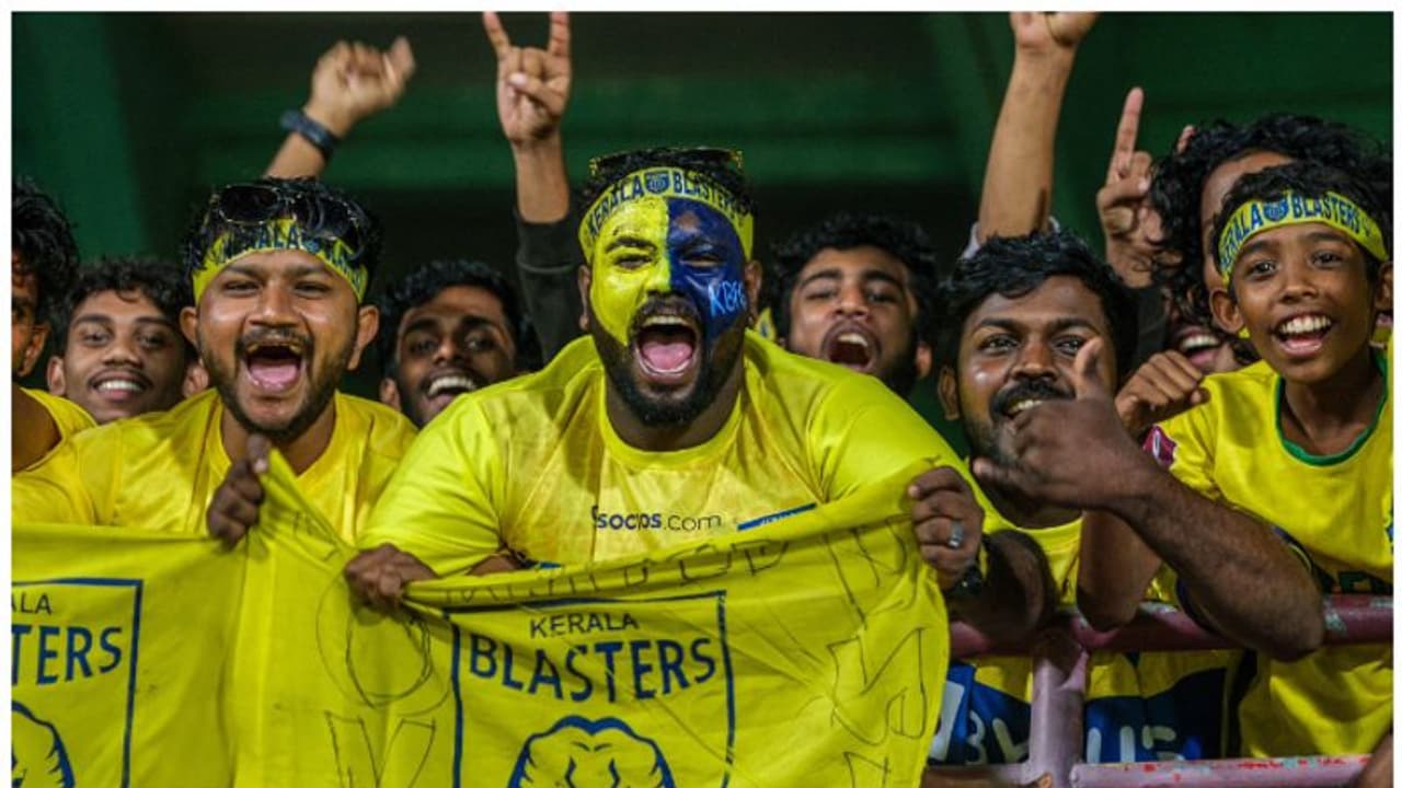 ഇരമ്പിയാര്‍ത്ത് കൊച്ചി, ബ്ലാസ്റ്റേഴ്സിന്‍റെ കടുത്ത ആക്രമണത്തിൽ പകച്ച് ബംഗളൂരു; ആദ്യ പകുതിയിൽ മഞ്ഞപ്പട മുന്നിൽ