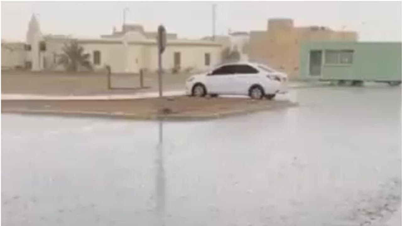യുഎഇയില് കനത്ത മഴ, റോഡുകളില് വെള്ളക്കെട്ട് യുഎഇയില് കനത്ത മഴ, റോഡുകളില് വെള്ളക്കെട്ട്