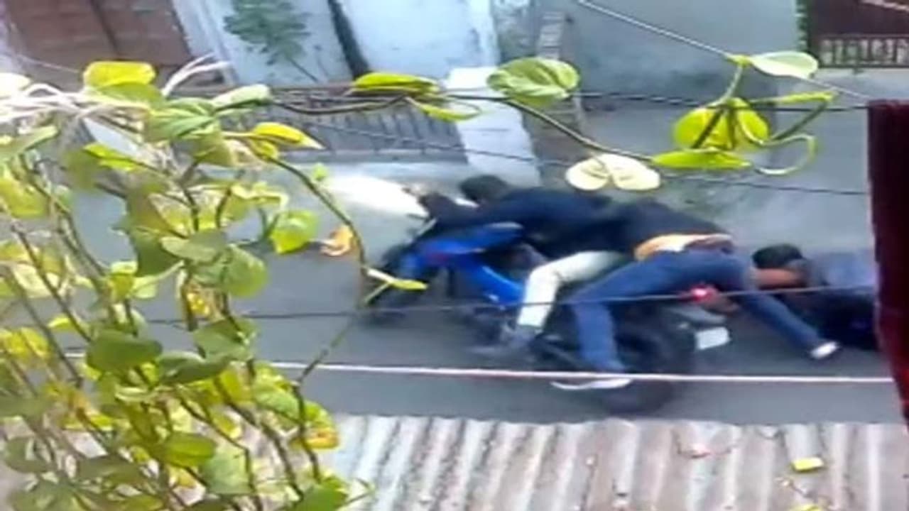 Video: दादी की कान की बाली छीनकर भाग रहे थे बदमाश, पोती ने बाइक समेत दोनों को सड़क पर पटका Video: दादी की कान की बाली छीनकर भाग रहे थे बदमाश, पोती ने बाइक समेत दोनों को सड़क पर पटका