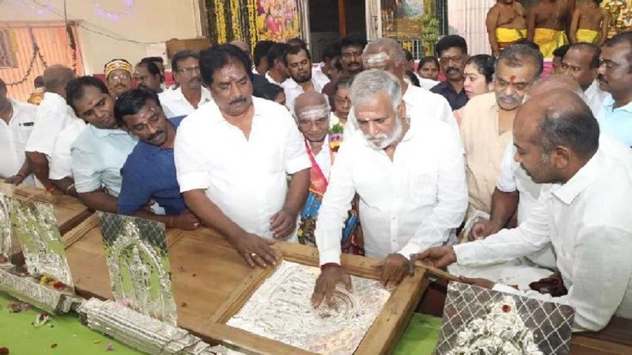 பழமுதிர்சோலை முருகன் கோவிலில் அமைச்சர் சேகர்பாபு ஆய்வு… வெள்ளி கதவுகள் செய்யும் பணி தொடங்கி வைப்பு!!