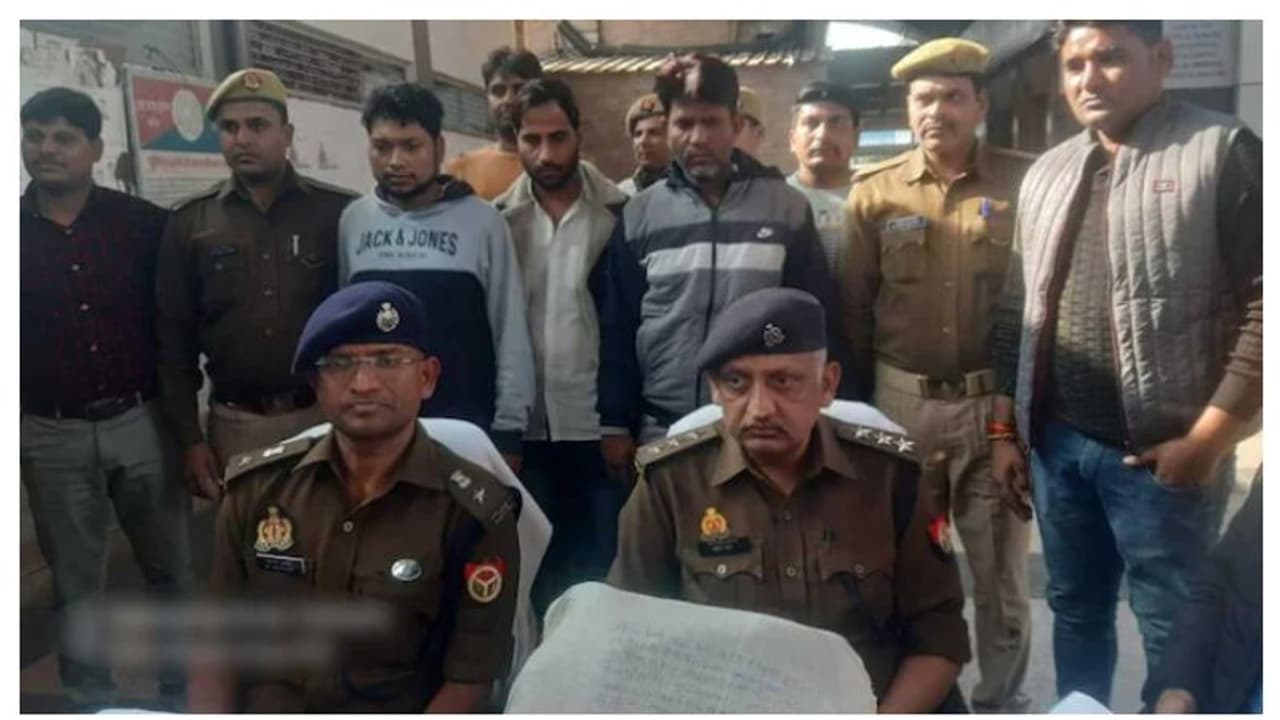 ഉത്തർപ്രദേശിൽ കള്ളനോട്ട് സംഘം പിടിയിൽ, പേപ്പറും മഷിയും നല്കിയത് ചൈനീസ് കമ്പനി; പിന്നിൽ വൻസംഘമെന്ന് പൊലീസ് ഉത്തർപ്രദേശിൽ കള്ളനോട്ട് സംഘം പിടിയിൽ, പേപ്പറും മഷിയും നല്കിയത് ചൈനീസ് കമ്പനി; പിന്നിൽ വൻസംഘമെന്ന് പൊലീസ്