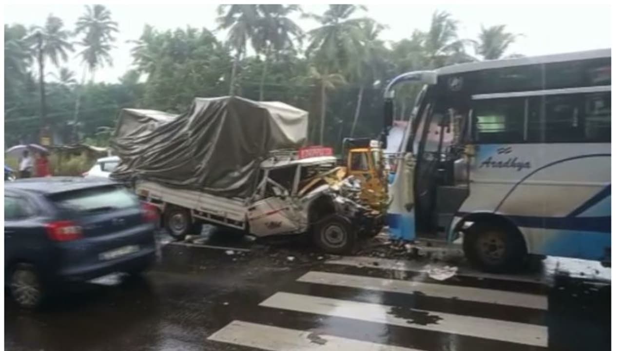 ശബരിമല തീർത്ഥാടകർ സഞ്ചരിച്ച മിനി ബസും പിക്കപ്പ് വാനും കൂട്ടിയിടിച്ചു, നിരവധിപ്പേർക്ക് പരിക്ക് ശബരിമല തീർത്ഥാടകർ സഞ്ചരിച്ച മിനി ബസും പിക്കപ്പ് വാനും കൂട്ടിയിടിച്ചു, നിരവധിപ്പേർക്ക് പരിക്ക്