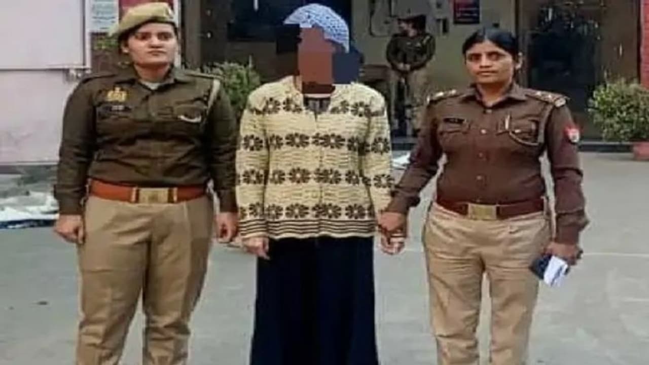 पूर्व मंत्री गायत्री प्रजापति पर रेप का आरोप लगाने वाली महिला की बेटी गिरफ्तार, 2 साल से पुलिस कर रही थी तलाश पूर्व मंत्री गायत्री प्रजापति पर रेप का आरोप लगाने वाली महिला की बेटी गिरफ्तार, 2 साल से पुलिस कर रही थी तलाश