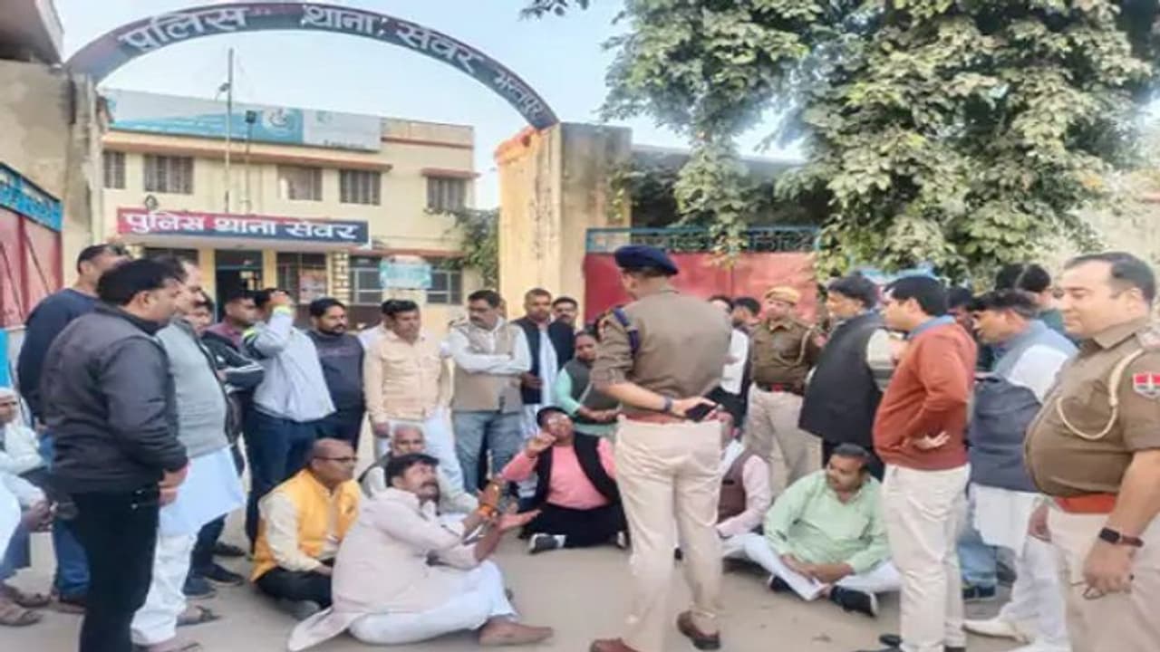 थाने में बंद बजरंग बली को न्याय दिलाने सड़कों पर उतरे लोग, कहा उन्हें तुंरत वापस उनके स्थान पर पहुंचाया जाए थाने में बंद बजरंग बली को न्याय दिलाने सड़कों पर उतरे लोग, कहा उन्हें तुंरत वापस उनके स्थान पर पहुंचाया जाए